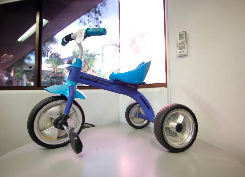 Este triciclo de niño fue uno de los objetos más extraños que se encontraron el año pasado dentro de los vehículos del metro de Medellín. FOTO: CORTESÍA METRO DE MEDELLÍN