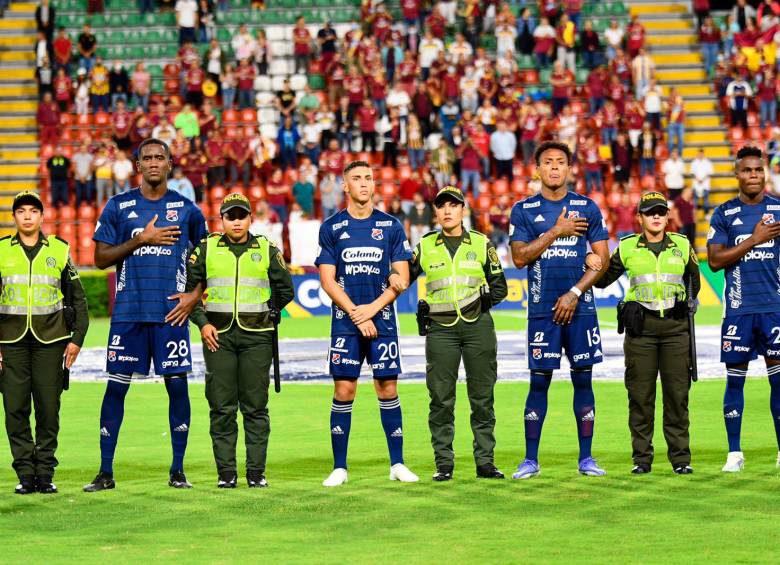 Los jugadores del Independiente Medellín junto a las policías que hicieron parte del homenaje que el fútbol le rindió a los policías y soldados asesinados en el país. FOTO CORTESÍA DIM 