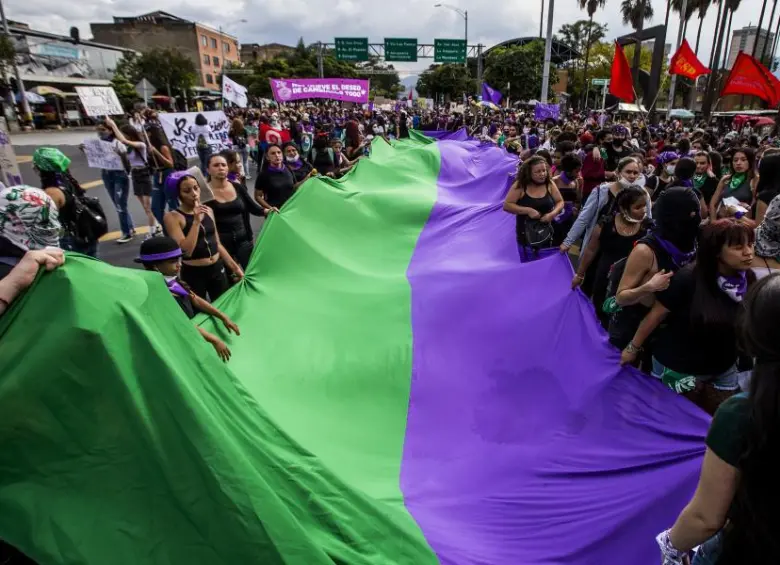 La movilización coincide con el anuncio de la administración municipal de tomar nuevas medidas para reforzar acciones de prevención, debido a que Medellín suma 27 muertes violentas de mujeres este año. FOTO: Julio César Herrera