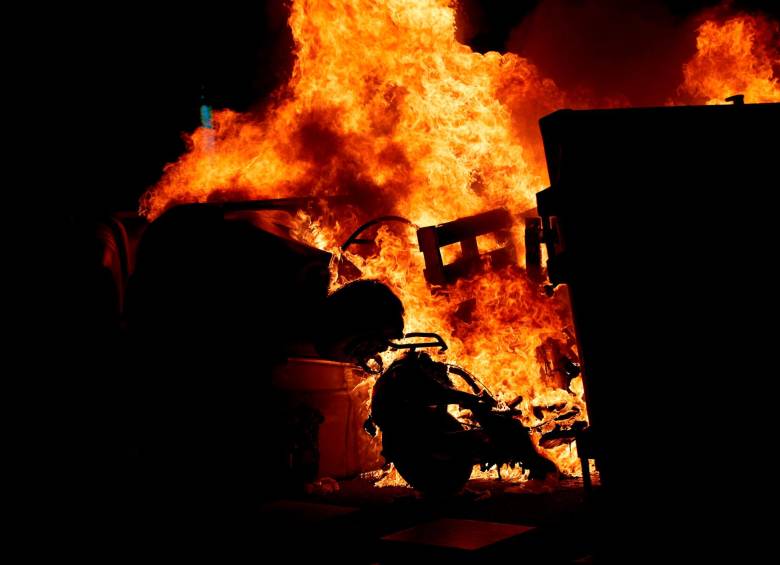Las imágenes de quema de contenedores, barricadas, cargas policiales y carreras por las calles se repitieron en Barcelona. FOTOS EFE