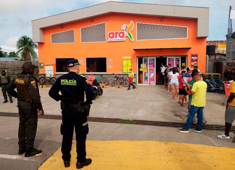 Miembros de la Policía hacen presencia en Turbo, ubicado en la subregión de Urabá, en Antioquia, durante el paro armado del Clan del Golfo. FOTO: EFE