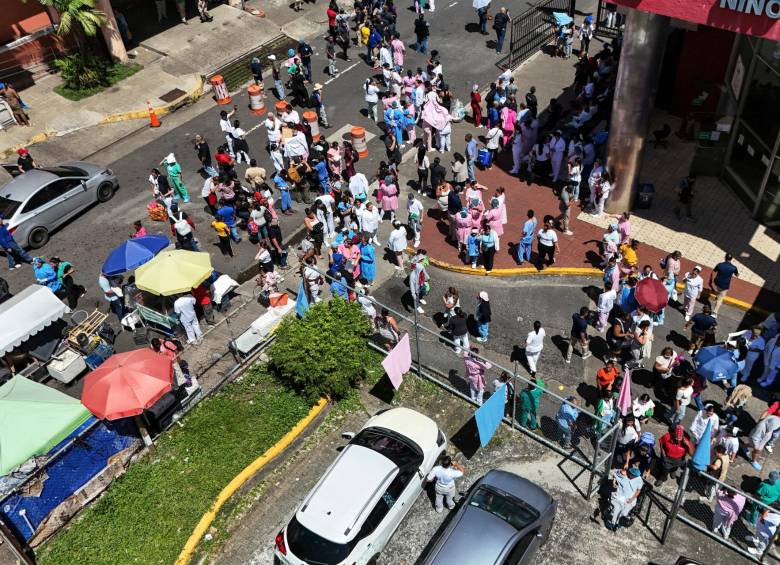 Las personas evacuando los edificios en Panamá tras el terremoto. FOTO: AFP
