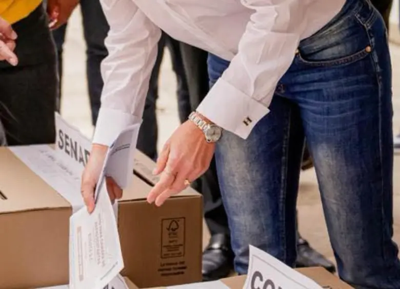 Este sería el pregunto reloj de marca Cartier que llevaba puesto Verónica Alcocer al momento de votar. FOTO: Tomada de las redes sociales de Verónica Alcocer.
