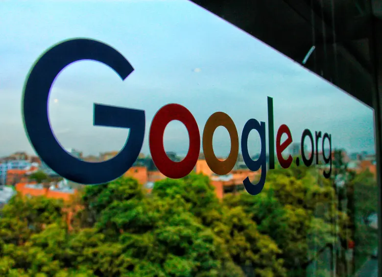 Sundar Pichai aseguró que Google enfrenta limitaciones de capacidad de cómputo y busca acelerar la construcción de infraestructura para inteligencia artificial. FOTO COLPRENSA. 