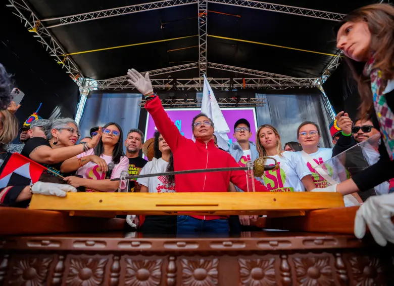 Cuando radicó la fallida consulta, Petro desenvainó la espada de Simón Bolívar y antepuso la bandera “de la guerra a muerte” del Libertador. Ahora su ofensiva incluye huelgas y paro nacional. FOTO PRESIDENCIA