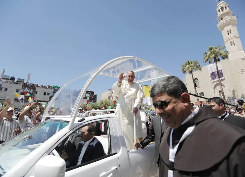 El papa Francisco saluda a la multitud desde su papamóvil a su llegada a la Plaza del Pesebre antes de oficiar una misa al aire libre frente a la Basílica de la Natividad en Belén, Cisjordania, el 25 de mayo de 2014. Foto: Getty Images.