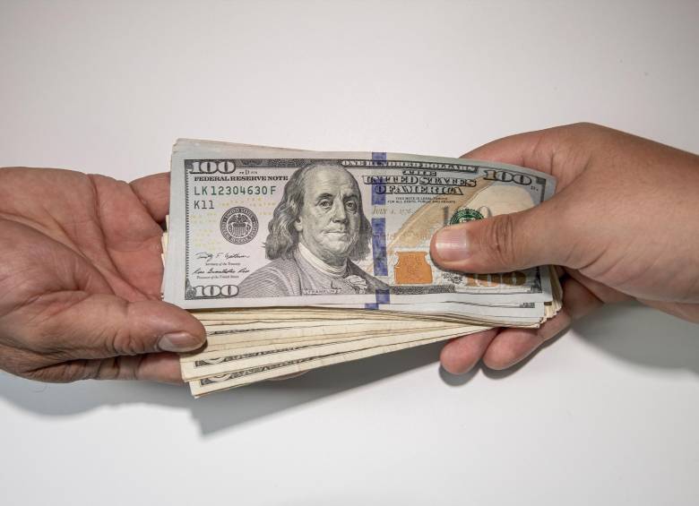 En el arranque de la jornada, el dólar cae $79 frente a la TRM. FOTO: CARLOS VELÁSQUEZ