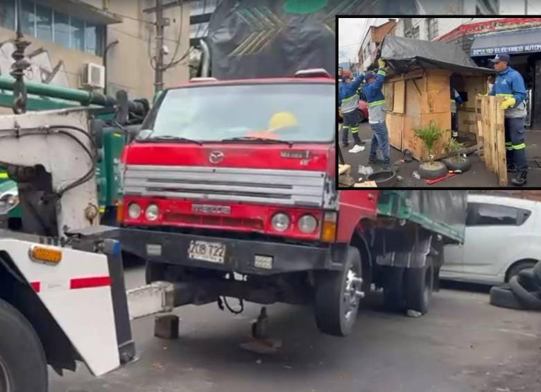 Adelante, uno de los “cambuches” desmontados por funcionarios de la Alcaldía. Atrás, un camión inmovilizado. FOTO: Cortesía