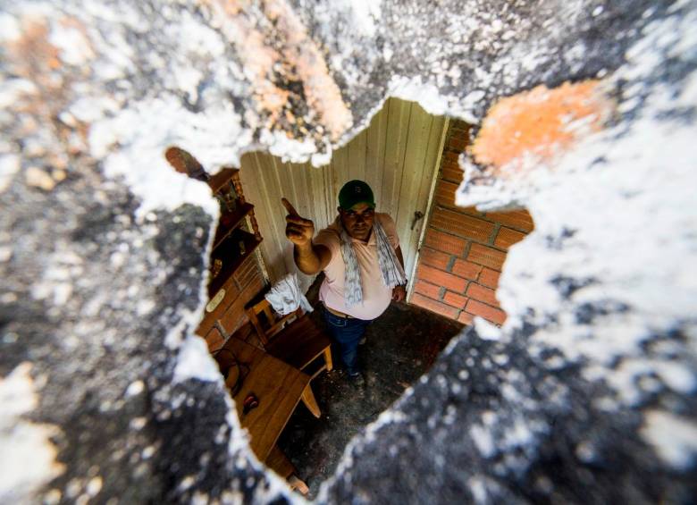 Alcónides Vallejo Múnera, uno de los cinco hijos del líder asesinado, señala los impactos de bala que dejó el operativo de la Policía Antinarcóticos en el rancho de su papá. FOTO JULIO CÉSAR HERRERA
