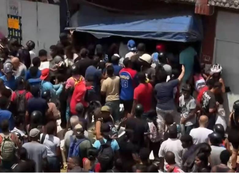 Una multitud se agolpa para saquear un almacén después del terremoto. Foto: Captura de video.