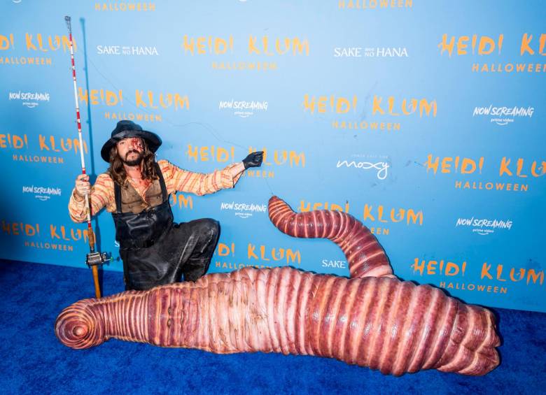Heidi Klum y su esposo disfrazados como pescador y gusano. FOTO: GETTY