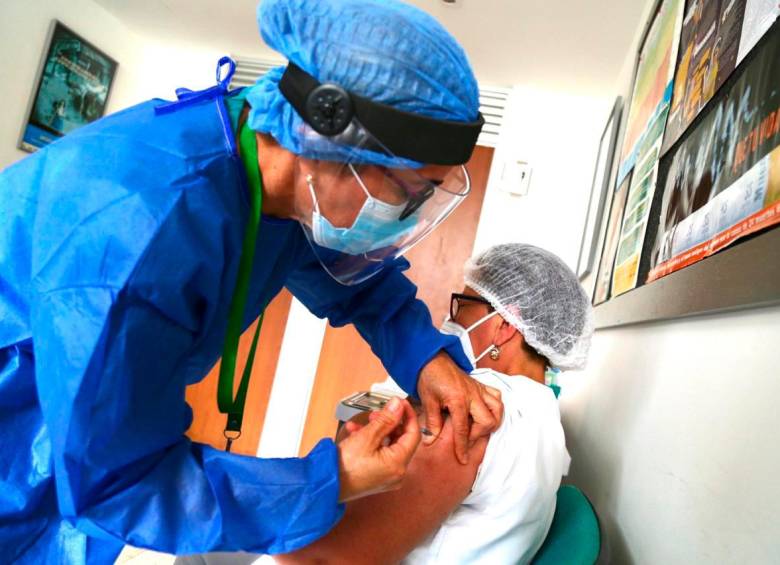 Gloria Elsy Trujillo es auxiliar de enfermería, lleva 45 años trabajando en el hospital de Urrao y este fin de semana fue una de las primeras en recibir la vacuna. FOTO Gobernación de Antioquia 