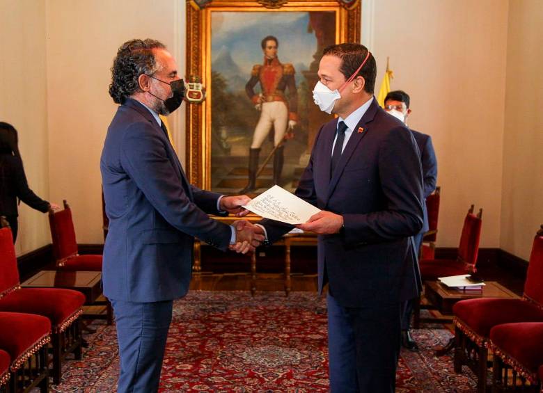 El restablecimiento de las relaciones entre Colombia y Venezuela quedó en firme con la entrega de las credenciales diplomáticas a Benedetti en Caracas. FOTO: CANCILLERÍA