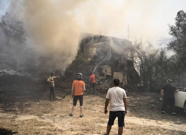 Las autoridades han reportado más de 60 incendios en diferentes partes de Grecia, con un total de 26 personas muertas. FOTO: AFP