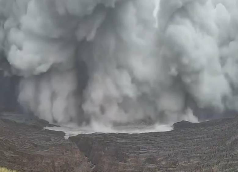 El volcán Taal, situado a unos 70 kilómetros de Manila, permanece bajo vigilancia permanente por ser uno de los sistemas volcánicos más activos y peligrosos de Filipinas. FOTO: Captura de video @PhilippineStar vía X.