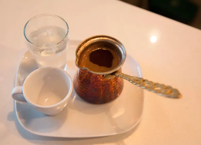 La cafeína confunde al cerebro al hacerle creer que el cuerpo está menos cansado de lo que en realidad está. Foto: EL COLOMBIANO