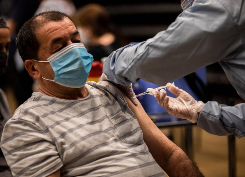 Los ministerios de Salud y del Interior recordaron que recibir la primera dosis “de ninugna manera significa que tenga mayor protección”. FOTO ANDRÉS CAMILO SUÁREZ
