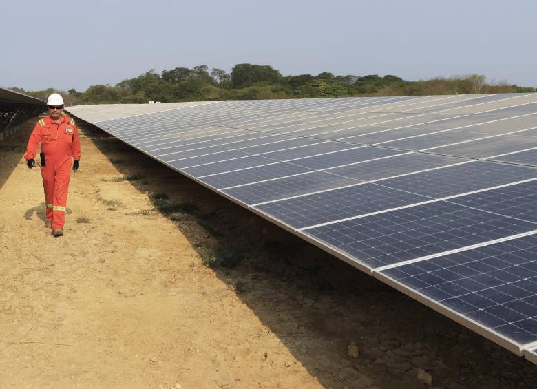 Paneles en casas deshabitadas y obras sin iniciar: así va millonario proyecto solar del Gobierno Petro en La Guajira