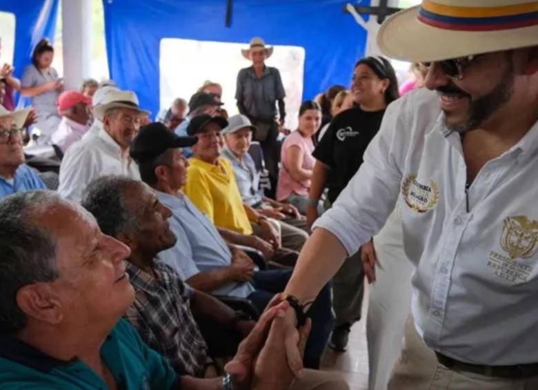 Tras entregar la totalidad de su primer haber mensual a dos ancianatos del municipio de Quimbaya, el presidente Abelardo de la Espriella confirmó que no cobrará su remuneración de gobierno. FOTO: Captura de video de redes sociales @ABDELAESPRIELLA