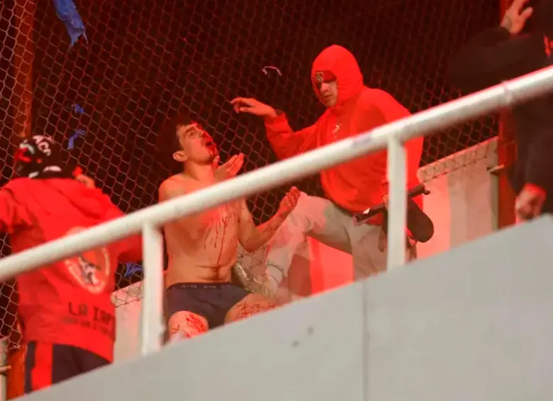 Dos hinchas de nacionalidad chilena permanecen en estado grave tras los actos de violencia en el estadio Libertadores de América. FOTO: AFP