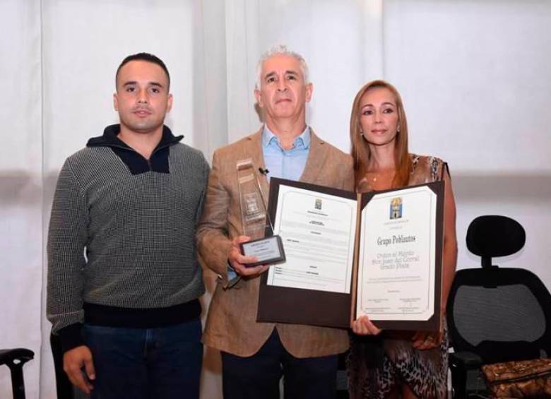 Carlos, en 2019, junto al concejal Robert Bohorquez (izq.) y su novia, Sandra Rivera (der.), recibió la Orden al Mérito Don Juan del Corral. FOTO cortesía