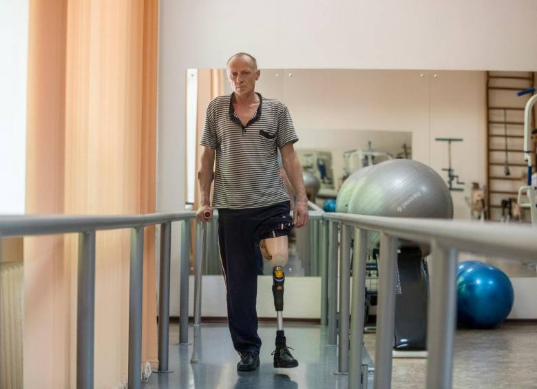 Cerca de 250 pacientes mensuales llegan solicitando prótesis al centro de rehabilitación de Dnipro, en Ucrania, desde que estalló la guerra. FOTO: AGENCIA EFE.
