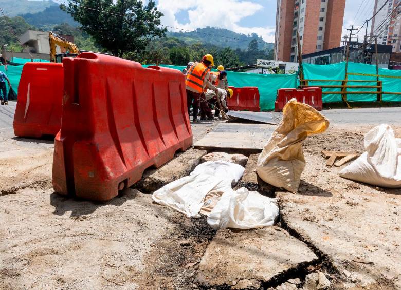 El nuevo hundimiento se manifestó en los últimos días alrededor de la estructura del puente. FOTO: CAMILO SUÁREZ