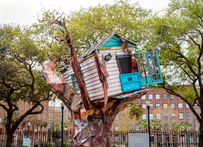 Obra de la artista Sally Heller en memoria del huracán Katrina, frente al centro de convenciones de Nueva Orleans, Luisiana. FOTO GEetty