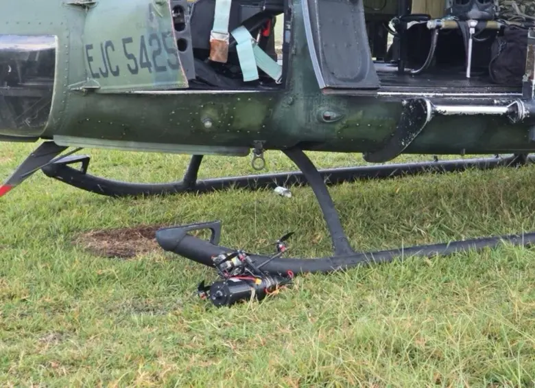 Así quedó el dron explosivo cerca del helicóptero dentro del cantón militar en Popayán. FOTO: Colprensa