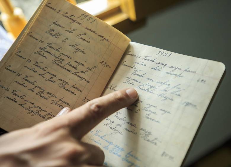 La vieja libreta en la que don Nepomuceno Botero anotaba con su puño y letra los pedidos que sus clientes le hacían en 1951. FOTO: Camilo Suárez