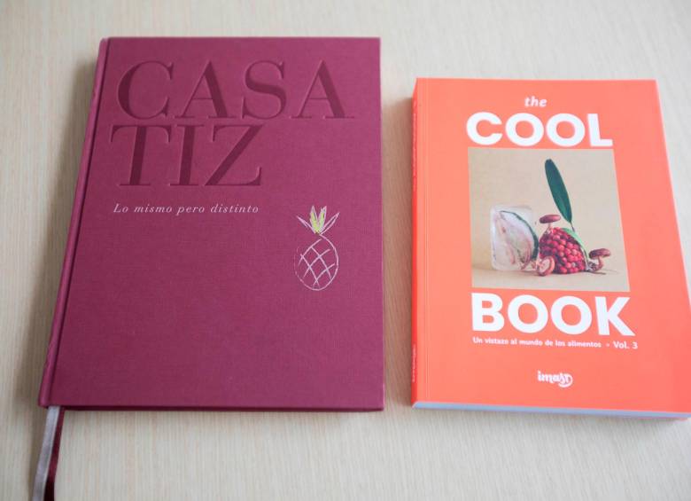 Estos son los dos libros hechos en Medellín que hablan de cocina, alimentos e historias en torno a la mesa. FOTO Esneyder Gutiérrez.