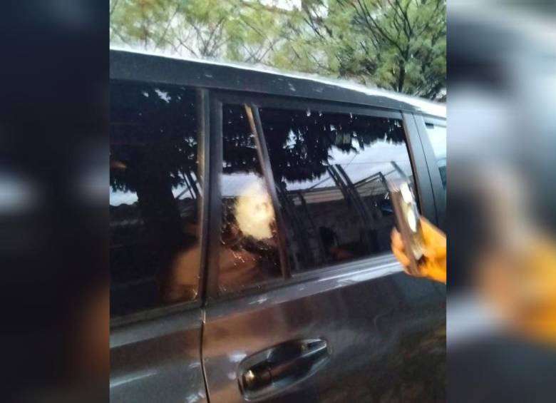 La camioneta del congresista recibió al menos 8 impactos de bala. Foto: Cortesía