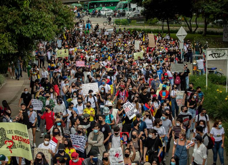 Luego de realizar varios actos musicales y artísticos, un grupo de manifestantes marchó desde Ciudad del Río, atravesó El Poblado y llegó hasta el parque del municipio de Envigado. FOTO Camilo suárez