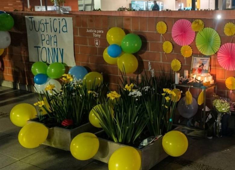 El homenaje a Tonny en el lugar de la caída en el edificio en Bogotá. FOTO: Captura de video de redes sociales @PlataformaALTO y cortesía Corazón Animal Vegano
