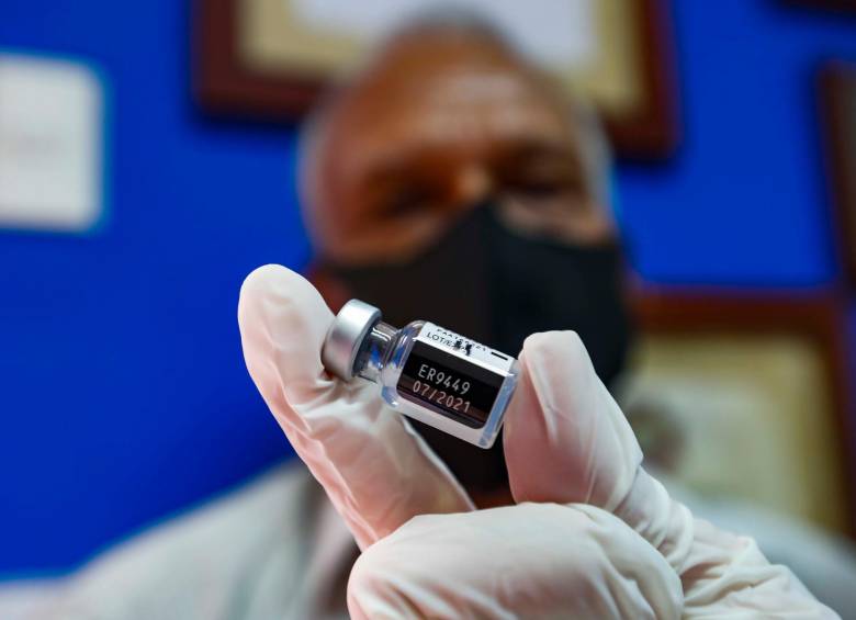 Las personas que van a ser vacunadas tienen derecho a observar el medicamento que le será aplicado contra el covid. Foto: Manuel Saldarriaga Quintero.