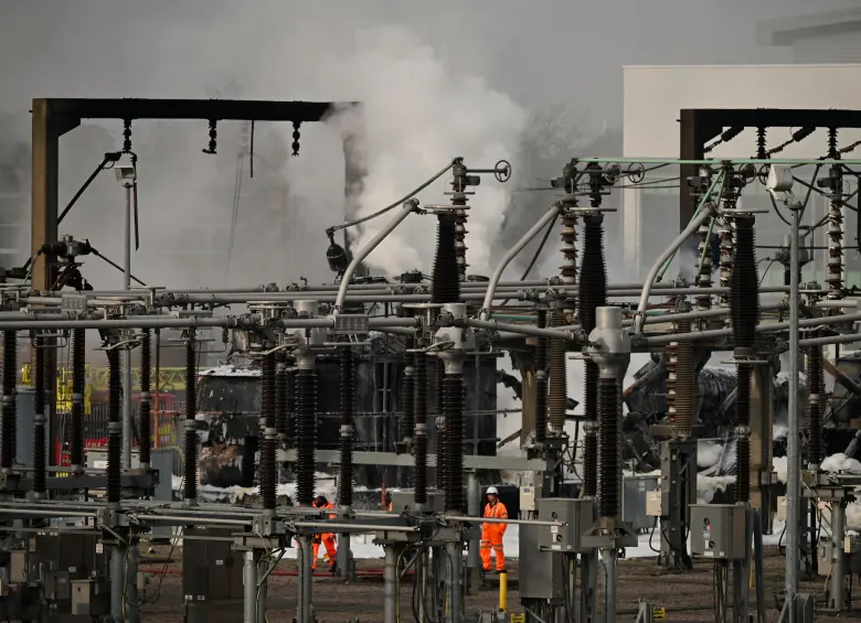 Este incendio en la subestación eléctrica de Hayes es la razón por la que el aeropuerto Heathrow en Londres canceló sus operaciones en la mañana y tarde de este viernes, 21 de marzo. En la noche reanudaron algunos vuelos. FOTO: Getty