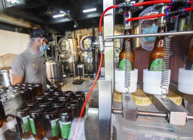 La producción de la cerveza se hace manual, con ayuda mínima de maquinaria.