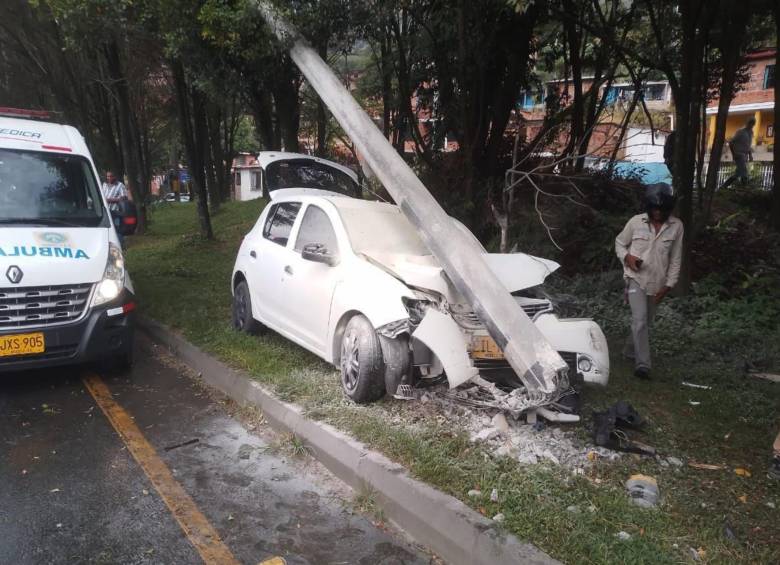 Así quedó el vehículo tras el fuerte accidente sufrido. FOTO: Cortesía Denuncias Antioquia