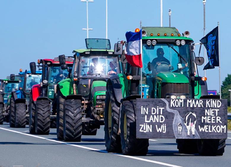 En la última semana los bloqueos se han intensificado en las vías principales de Países Bajos y Alemania. Protestan contra la norma que restringe el uso del estiércol en los cultivos . FOTO Getty
