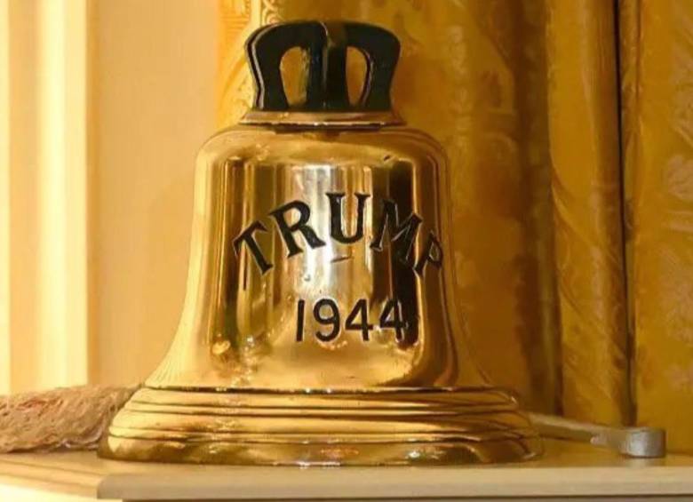 Esta fue la campana regalada a Donald Trump por parte de Carlos III. Foto: @alandete