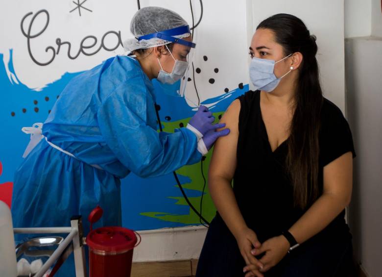 La vacunación para personas entre 45 y 49 años de edad será sin cita a partir del próximo sábado. FOTO JULIO CÉSAR HERRERA