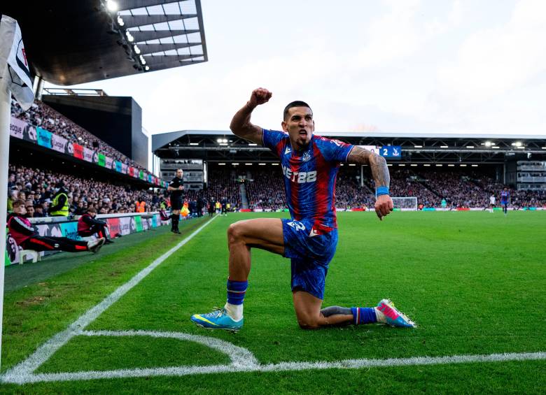 Daniel Muñoz es sensación en Inglaterra. Viene de dar una nueva asistencia en el triunfo 4-1 sobre Aston Villa. FOTO: Getty