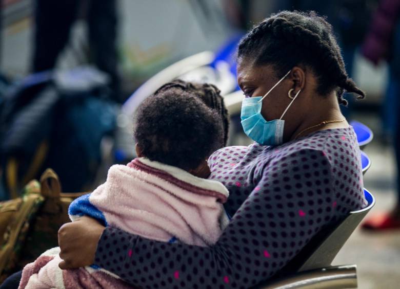 Migrantes haitianos llegan a la Terminal del Norte, van paso para el municipio de Turbo y Necoclí. FOTO JULIO CÉSAR HERRERA