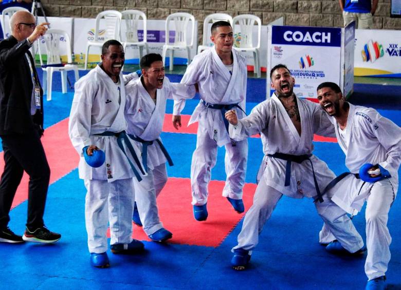El equipo colombiano de karate, integrado por Diego Lenis, Guillermo Ramírez, Camilo Fernández, Juan Landazuri y Rubén Henao, se consagró como campeón en Bolivarianos. FOTO Cortesía COC