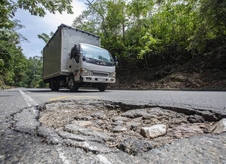 El tramo entre El Santuario y Caño Alegre de la autopista Medellín - Bogotá es uno de los más deteriorados desde que quedó en manos del Invías en 2018. FOTO: Esneyder Gutiérrez Cardona.