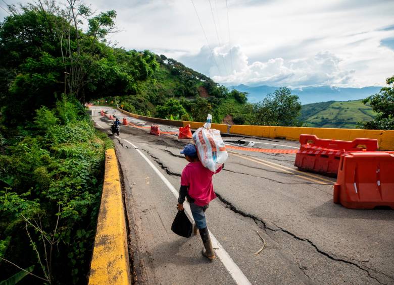 En los15 días que estuvo cerrada la Troncal, los habitantes debieron cruzar la vía cargando bultos y equipaje. FOTO Camilo Suárez