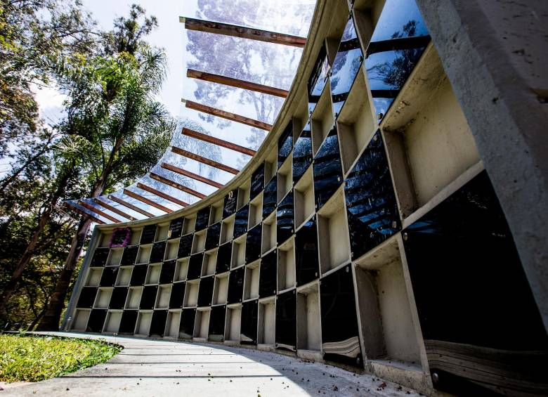En el Jardín Cementerio Universal también hay tumbas de personas identificadas que no han sido reclamadas por sus familiares. FOTO julio césar herrera. 