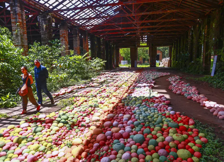 El artista Jorge Aristizábal tiene un pabellón entero con 20.000 bolas de cerámica en el Pao (Parque de Artes y Oficios, de Bello). Foto: Manuel Saldarriaga.