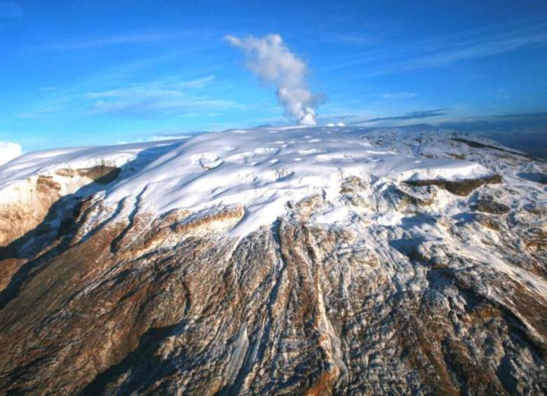Emisión de ceniza en el volcán Nevado del Ruiz supera los 1.000 metros este jueves. FOTO: Servicio Geológico Colombiano