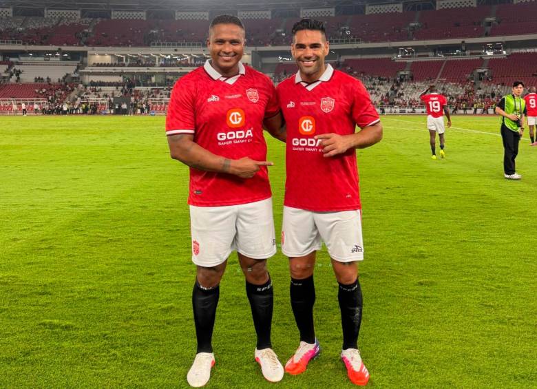 El futbolista colombiano Falcao García posó junto al ecuatoriano Antonio Valencia, quien le dio la asistencia para su gol. Foto: tomada del x de Antonio Valencia